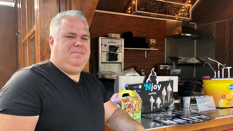 Paul van der Zande heeft een tijdelijk frietkraam op het dorpsplein (foto: Erik Peeters).