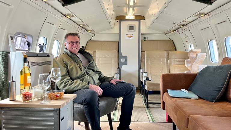 Tonnie kocht vliegtuig om er een vergaderzaal van te maken: nu is hij af