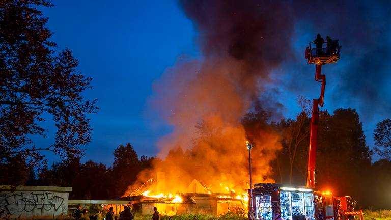 De vlammen mochten er zijn in Sint Oedenrode (foto: Gabor Heeres/SQ Vision).