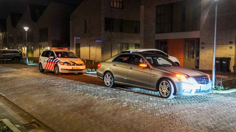 Agenten onderzoeken wat er precies gebeurd is in de taxi in Eindhoven (foto: Dave Hendriks/SQ Vision).