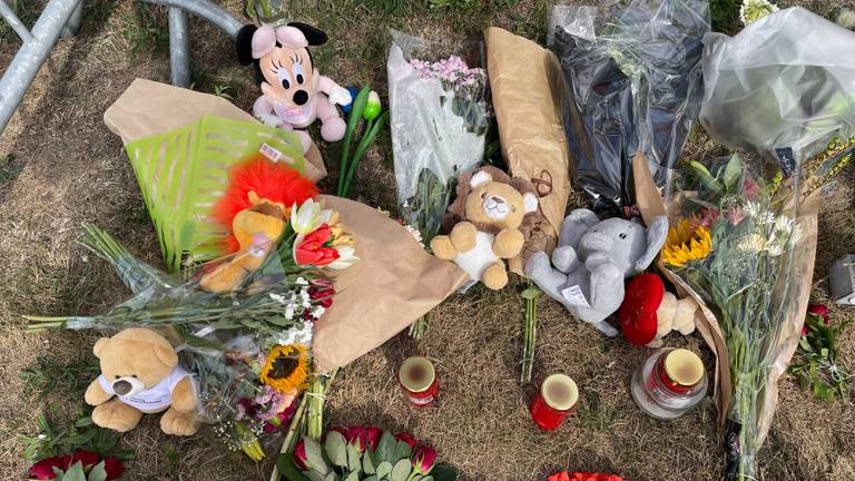 Na het dodelijke ongeluk werden bloemen en knuffels neergelegd (foto: Raymond Merkx).