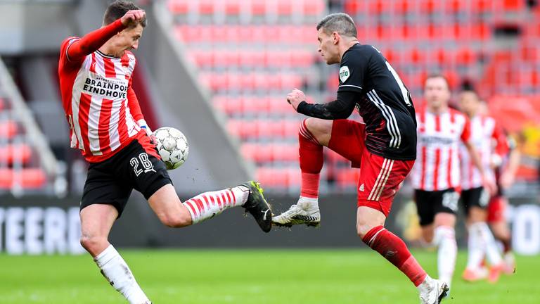 Olivier Boscagli (PSV, links) en Feyenoorder Bryan Linssen (foto: Orange Pictures).