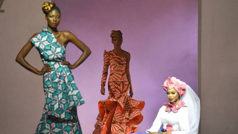 Modeshow met stoffen van Vlisco in 2016 (foto: AFP).