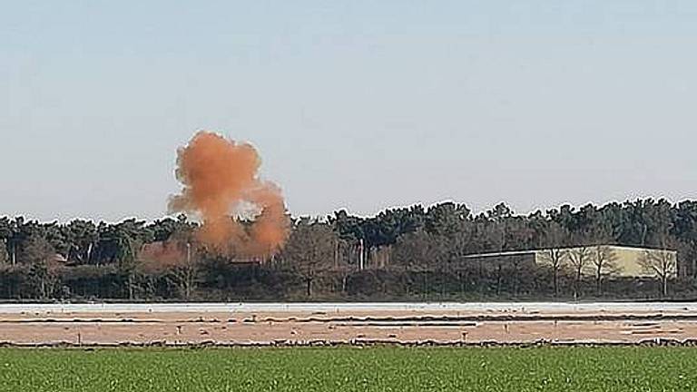 Na explosies komen er flinke oranje rookwolken vrij (foto: Erik Peeters). 