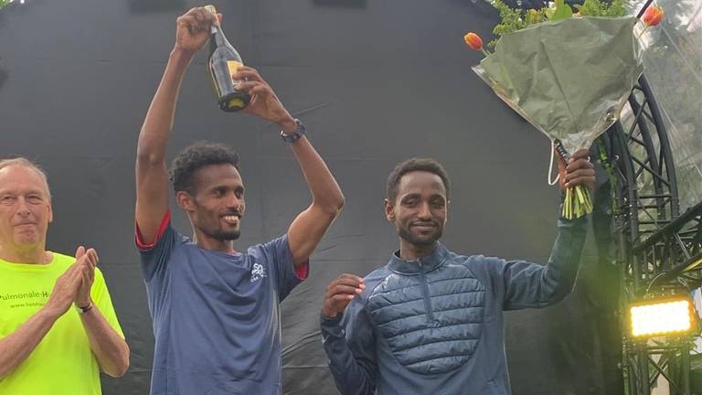 Mustefa Kedir Tebo won de Vestingloop in Den Bosch, kamergenoot Tesfaye Getachew (rechts) werd tweede.