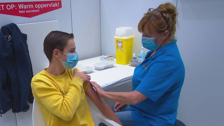 Een jongen wordt zonder afspraak gevaccineerd.
