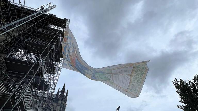 Het grote doek voor de Sint-Janskathedraal in Den Bosch liet tijdens de storm los.