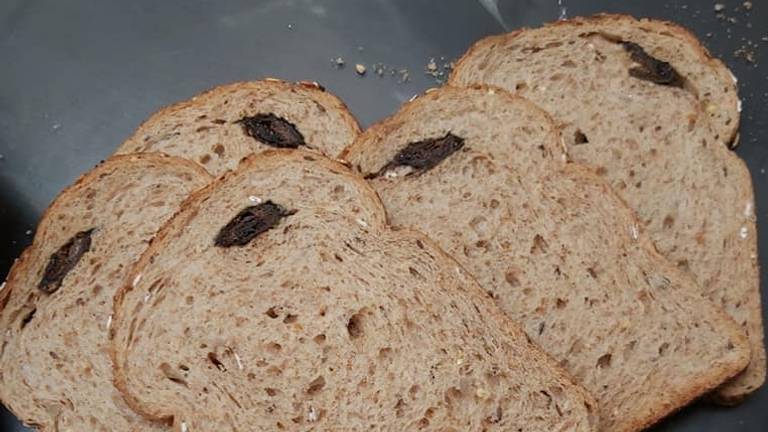 Een muisje in plakjes door het brood (foto: via Facebook).