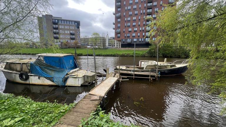 Gezonken en oude boten en zelfgebouwde steigers worden verwijderd uit rivier de Aa (foto: Megan Hanegraaf).