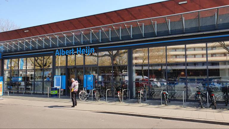 Het Albert Heijn-filiaal aan de Umberstraat in Tilburg (foto: Collin Beijk)