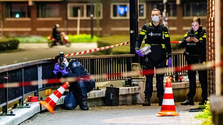 De politie doet onderzoek bij de beschoten coffeeshop Caza aan de Gasthuisring in Tilburg (foto: Jack Brekelmans/SQ Vision).