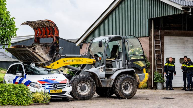 Man rijdt met graafmachine in op agenten in Tilburg, schoten gelost