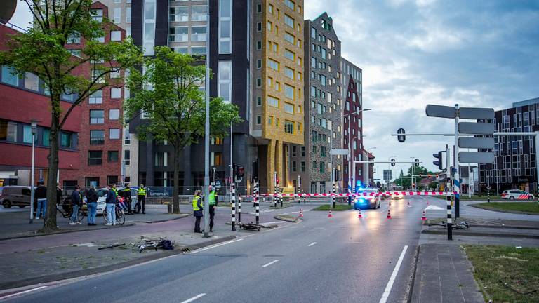 Een deel van de kruising in Eindhoven is na de aanrijding afgezet (foto: SQ Vision).