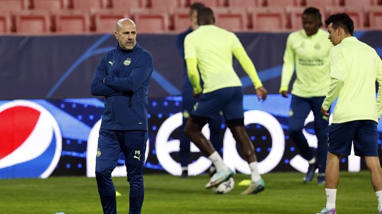 Peter Bosz in het stadion van Sevilla (foto: ANP).