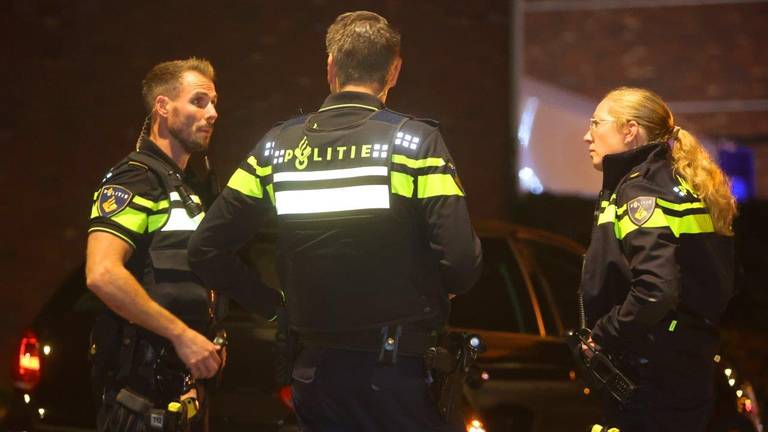 De politie doet onderzoek na de nieuwe brandstichtingen aan de Akkerpolei in Nuland (foto: Bart Meesters).