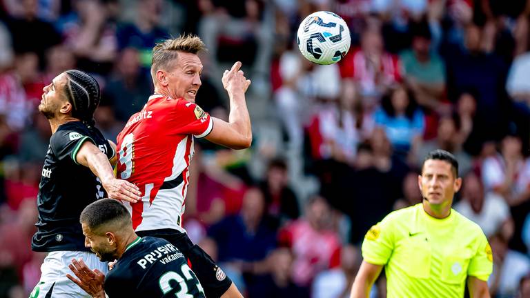 Luuk de Jong wint het kopduel (foto: Marcel van Dorst). 