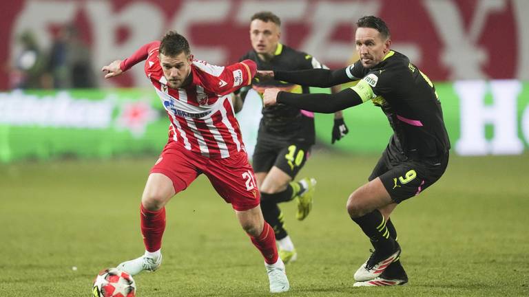 Luuk de Jong probeert zijn tegenstander tegen te houden (foto: ANP).