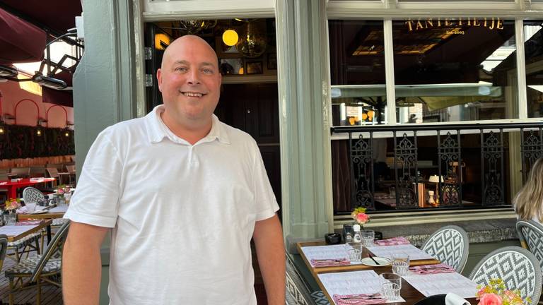 Eigenaar van Tante Pietje, Kees Lankhaar, is blij dat zijn zaak na vier maanden weer open is (foto: Megan Hanegraaf).