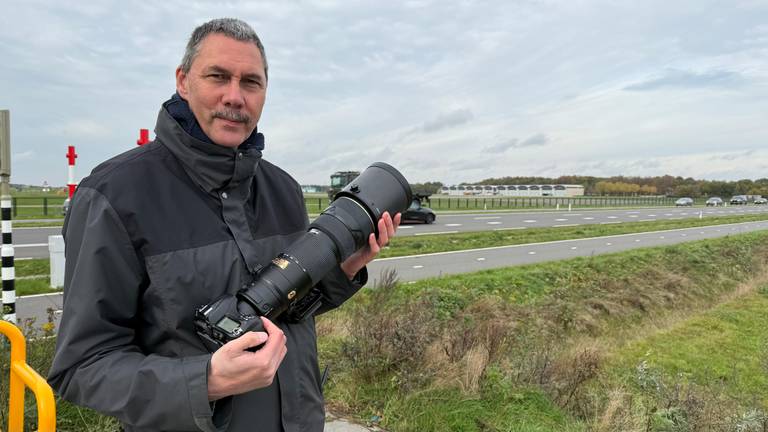 Oscar Vis op de spottersplek langs de N282 (foto: Pieter Soethout).