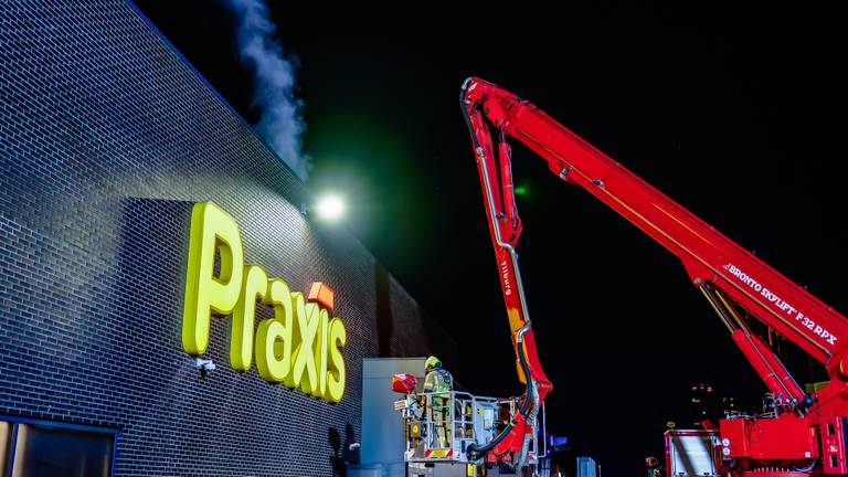 Witte rook bij bouwmarkt Praxis in Tilburg (foto: Jack Brekelmans / SQ Vision).