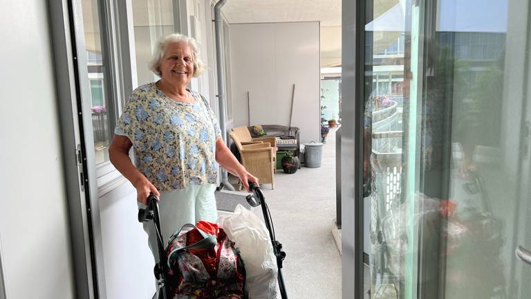 Liesbeth (69) heeft een automatische deur nodig, maar de gemeente vindt van niet (foto: Megan Hanegraaf)