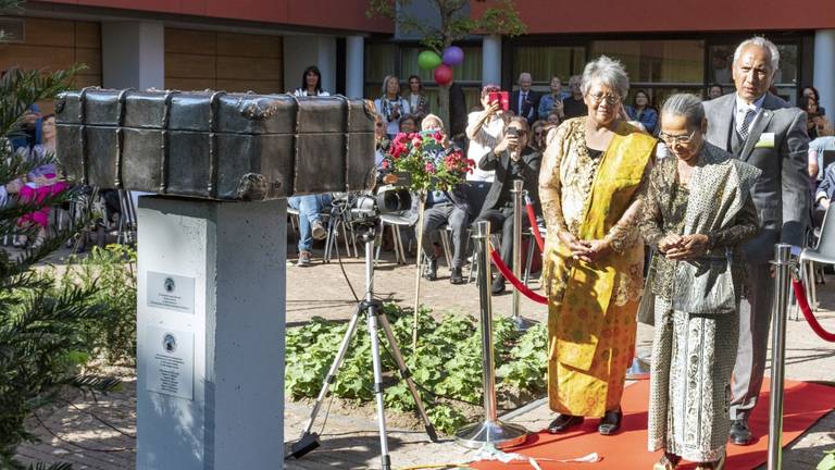 De onthulling van het monument (foto: Peter van de Wal). 