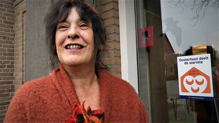 Raadslid Hannie van Broekhoven naast de net geplaatste sticker. (foto: Raoul Cartens)