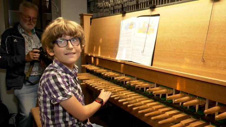 10-jarige Darian mag als eerste de klokken van de Sint-Jan luiden