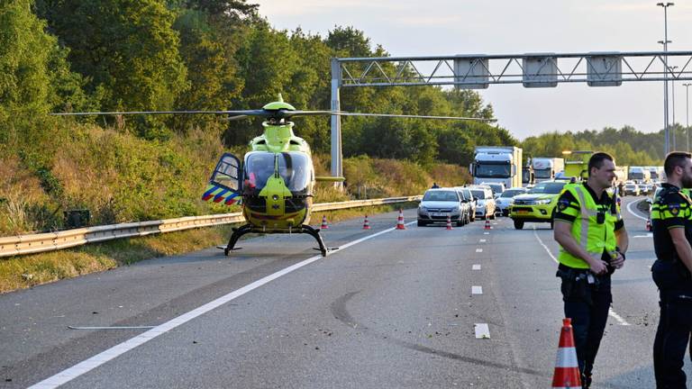De traumahelikopter die op de A58 landde (foto: Tom van der Put/SQ Vision Mediaprodukties).