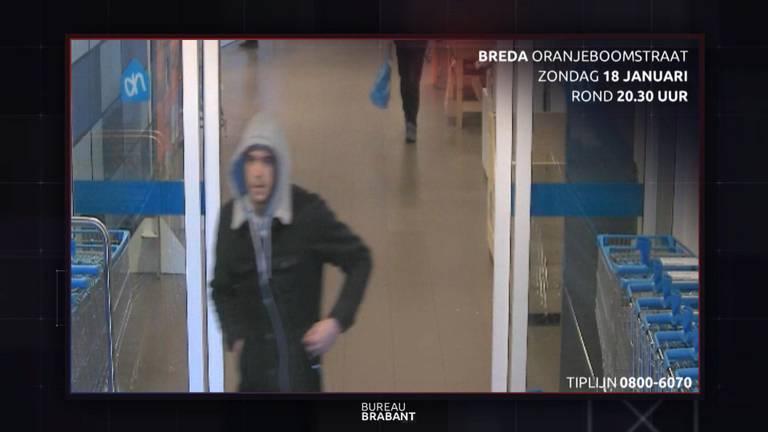 De dag na de overval pinde deze jongeman met een van de buitgemaakte pasjes (beeld: Bureau Brabant)