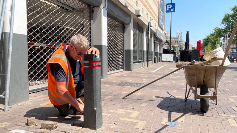 Tonnie werkt in de brandende zon (foto: Tom van den Oetelaar).