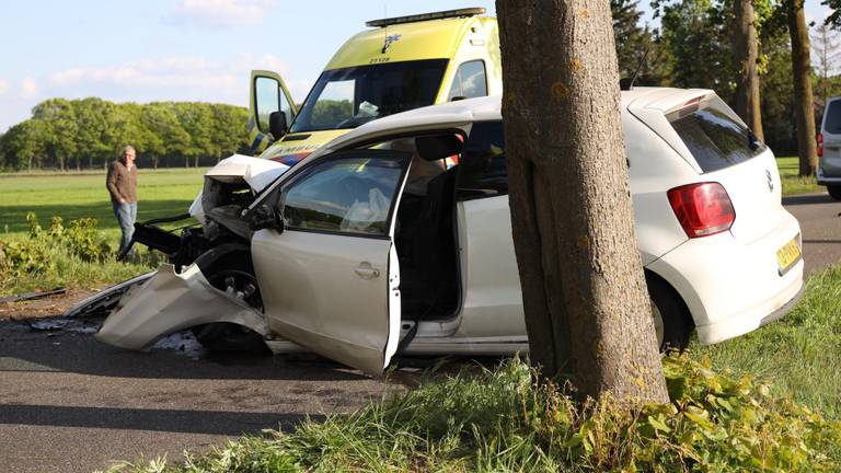 De auto heeft veel schade (foto: Marco van den Broek/SQ Vision).