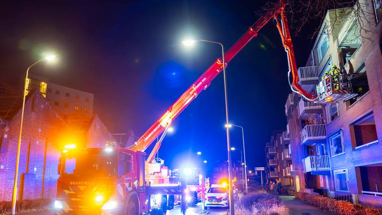 Er was een hoogwerker nodig om een man in Oss te redden (foto: Gabor Heeres/SQ Vision).