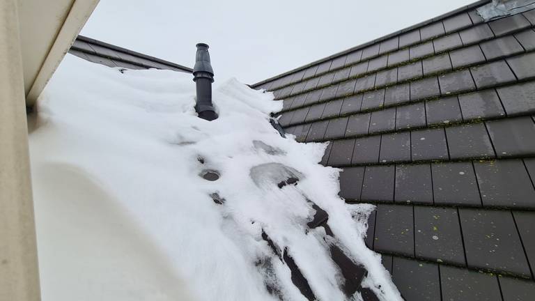 Smeltende sneeuw op de daken zorgt voor lekkage (foto: Noël van Hooft)