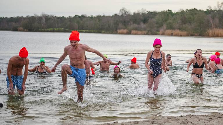 Deelnemers aan een eerdere Nieuwjaarsduik aan de Galderse Meren in Breda. (foto: Tom van der Put/SQ Vision Mediaprodukties)