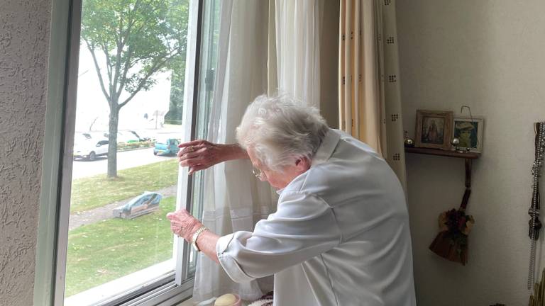 Julia van de Klundert krijgt haar raam niet meer open (Foto: Agnes van der Straaten)