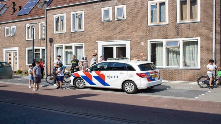 Agenten doen buurtonderzoek in de Vlierstraat na de mishandeling van een 8-jarig meisje (foto: Venema Media).