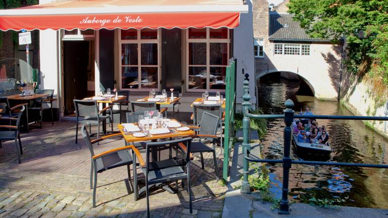 Het terras van Auberge De Veste (foto: Ruben Coonen).