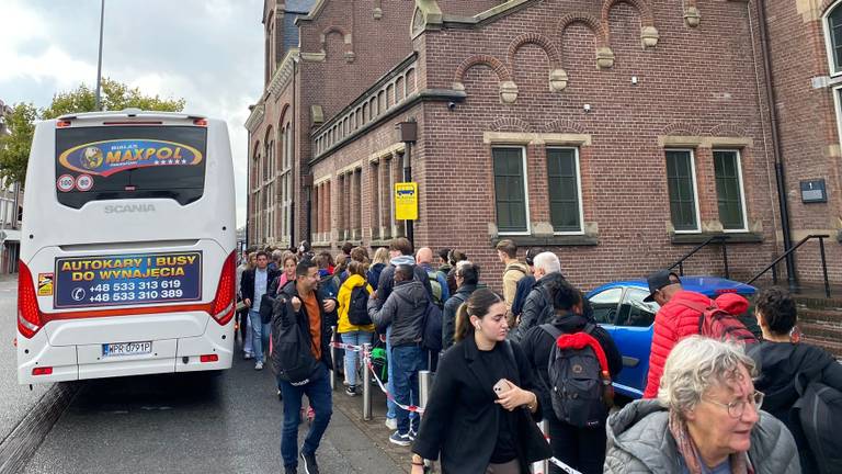 Niet alle reizigers kunnen meteen in de bus (foto: Niek de Bruijn).