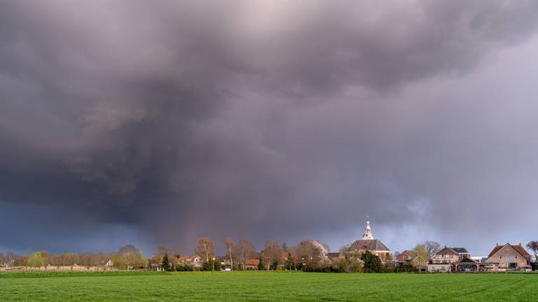 Hevige onweersbuien en windstoten bereiken Brabant, code geel afgegeven