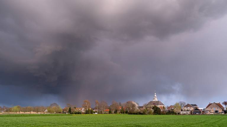 Onweersbuien stapelen zich op boven Sprang-Capelle, terwijl het even verderop droog is (Foto: ANP).