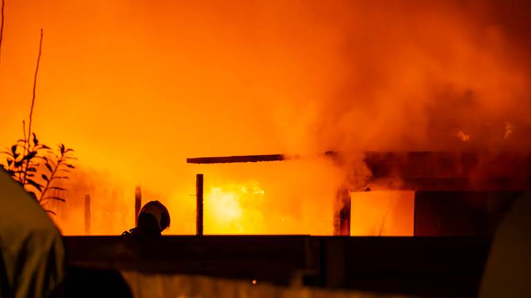 Het tuinhuis werd verwoest door de brand.