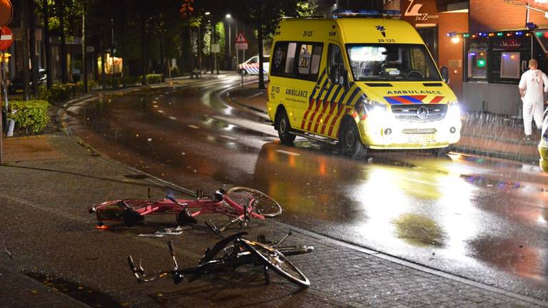 De bestuurder raakte ook wat fietsen. (Foto: Perry Roovers / SQ Vision Mediaprodukties)