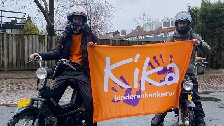Josca (links) en Rik reden op de brommer naar Parijs om geld op te halen voor Kika. 