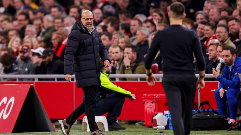 PSV-trainer Peter Bosz (links) ergert zich aan zijn ploeg in het duel met het Ajax van Francesco Farioli (foto: Orange Pictures).