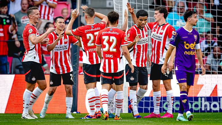 PSV viert een treffer tegen Go Ahead Eagles (foto: Marcel van Dorst).