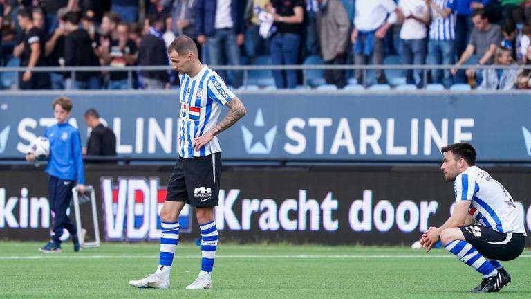 Spelers van FC Eindhoven kijken teleurgesteld toe (foto: OrangePictures).