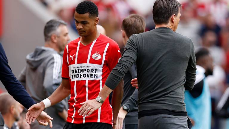 Cody Gakpo werd tegen Feyenoord na een uur gewisseld (foto: ANP / Maurice van Steen).