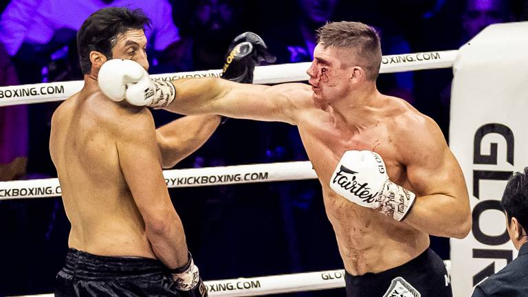 Rico Verhoeven in actie tegen Jamal Ben Saddik. (foto: ANP)