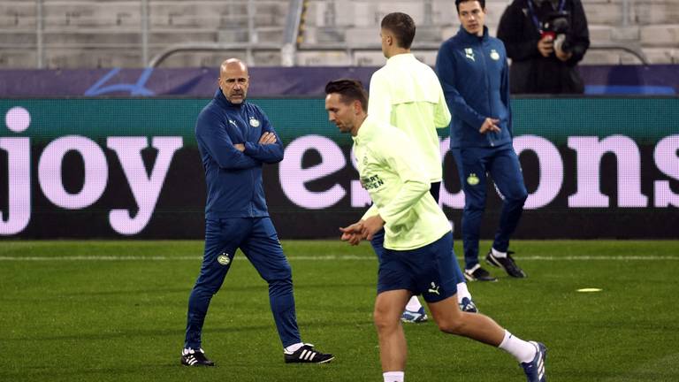 Peter Bosz kijkt toe bij de training in Lens (Foto: Maurice van Steen/ANP)